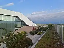 Сад с видом на лётное поле