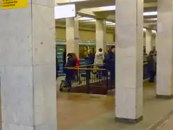 Служебная лестница в центре зала