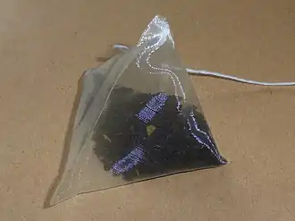 В виде пирамидки из полимерной сетки