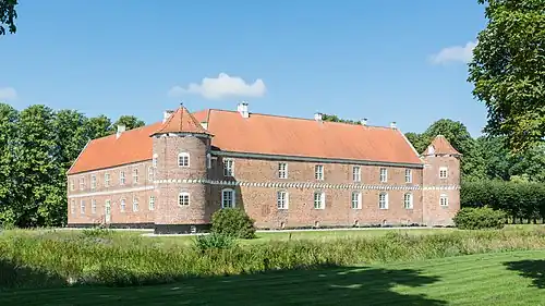 Вид комплекса с восточной стороны