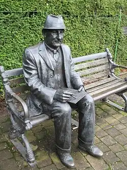 Лоуренс Стивен Лаури. Скульптура в Моттрам ин Лонгдендейле