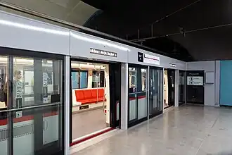 Станция Los Leones[англ.] Метрополитена Сантьяго.