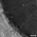 Вал кратера, снимок зонда Lunar Reconnaissance Orbiter.