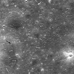 Место посадки «Луна-21» (черная стрелка) и «Луноход-2» (верхняя белая стрелка)