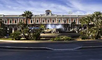 Вид с площади Альдо Моро на фасад исторического здания вокзала