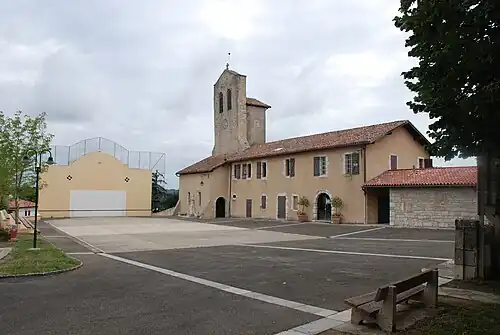 Церковь Нотр-Дам и фронтон (площадка для игры в пелоту)