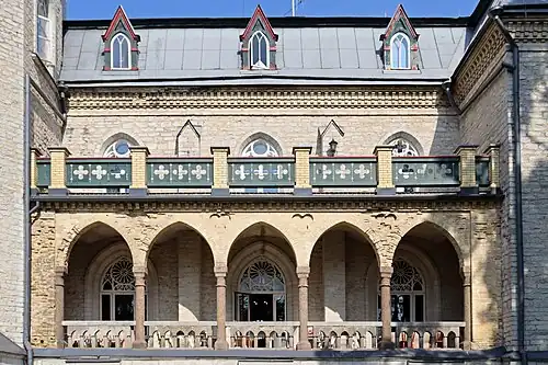 Балконы главного здания