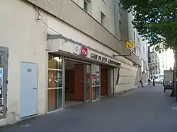 Выход из метро на рю Шато-Ландон, совмещённый с подземным переходом к перронам Восточного вокзала