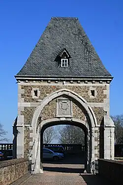 Каменные ворота, ведущие во внутренний двор