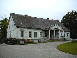 Бывший усадебный дом. Ныне волостная администрация и общественный центр.