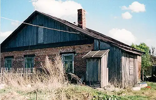 Сарай, построенный в 1936 году, был разрушен во время войны, но в советское время восстановлен и перестроен в многоквартирный дом