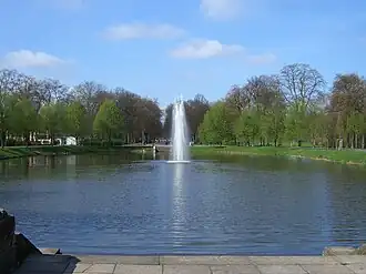 Пруд на аллее Антона Брукнера