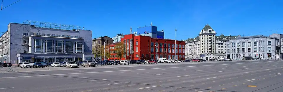 Слева направо: Деловой дом, здание Госбанка и здание Облпотребсоюза