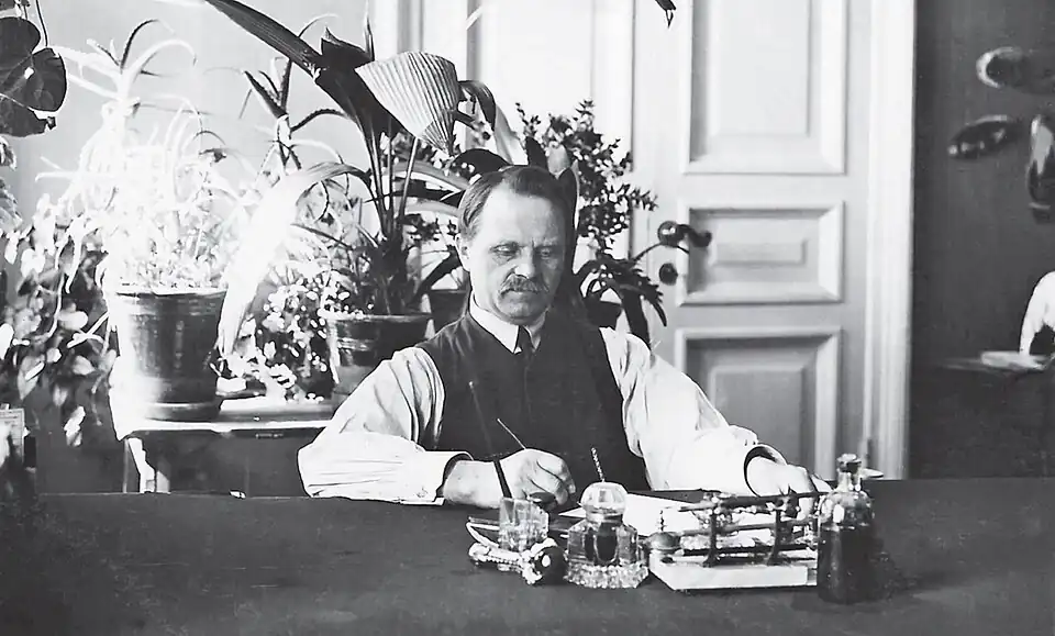 С. Я. Лауриккала в квартире в «Доме Финляндии». 1931 год