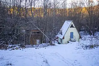 Слева - постройка 1949 г. (ныне недействующая), справа - действующая постройка ГЭС