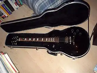 Электрогитара в жёстком чехле (кофре)