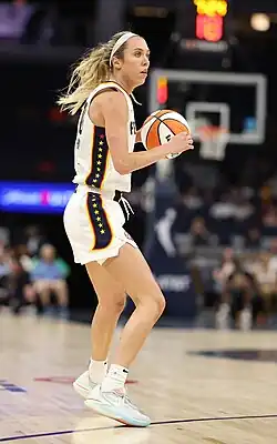 Халл в игре за «Индиана Фивер» против «Миннесота Линкс» (9 июня 2023 года)