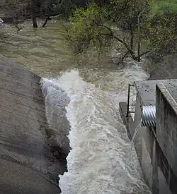 Впадение водосброса в ручей Лос-Гатос