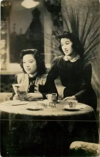 Ли Сянлань и Митиё Когурэ (справа) в фильме «Зимний жасмин» (1942)