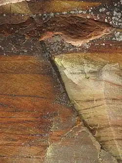 Слои обнажения песчаника Таэваскода