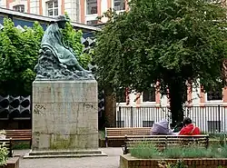 Памятник литературоведу Огюсту Анжелье (фр.; 1928), сквер Анжелье, Лилль