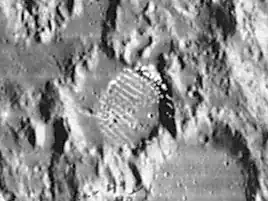 Кратер Линдсей в центре снимка зонда Lunar Orbiter-IV. Полосы на снимке – артефакт изображения.