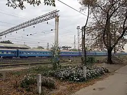 пассажирский поезд проезжает вдоль Линейной улицы