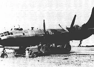 Пара тягачей Linn B-29 Carrier буксируют вышедший из строя стратегический бомбардировщик B-29 в ремонтный центр