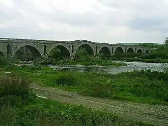 Терзийский мост пересекает реку Ереник