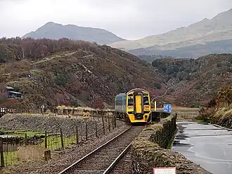 Дизель-поезд BRC 158 компании «Arriva» на подходе к станции «Лландекуин».