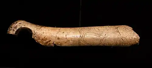 Пасущийся олень. Гравировка на «жезле начальника», рог северного оленя, пещера Кесслерлох[нем.], Швейцария