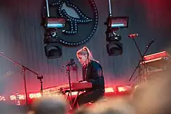 London Grammar в июле 2017 года в Санкт-Петербурге на сцене Новой Голландии