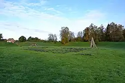 Территория бывшего форта со скамейками для слушателей певческих представлений