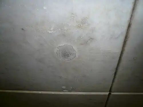 Повреждённая отделка пилона станции «Лубянка»