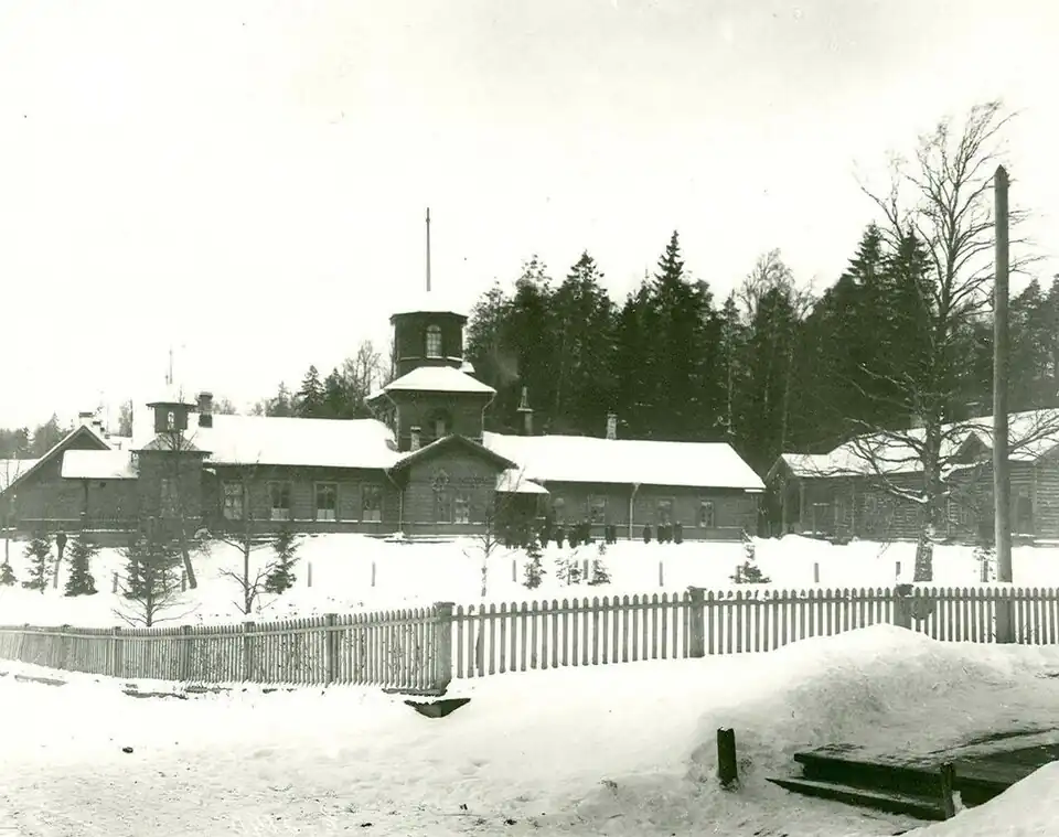 Школьно-молитвенный дом. Фото ателье К. К. Буллы. 1915 год