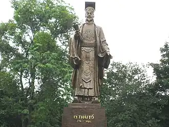 статуя Ли Тхай-то у озера Хоанкием в Ханое