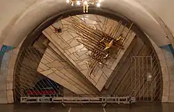 Композиция в торце центрального зала