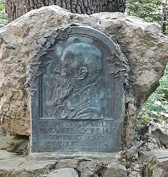 Памятник крупным планом.