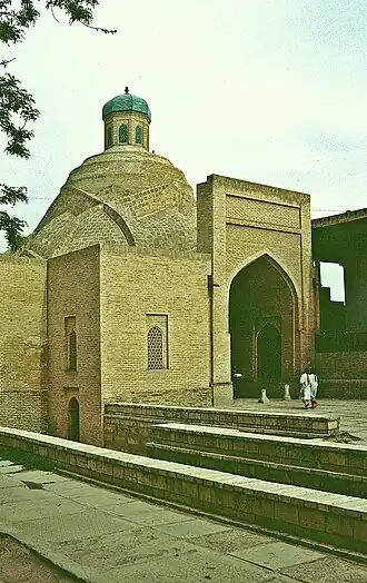 Небольшая часть Шахруда протекает под открытым небом вблизи крытого базара Токи Саррофон