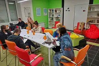 Работа студентов-дизайнеров в коворкинг аудитории.