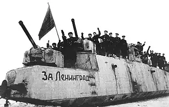 Мотоброневагон № 2 14-го отдельного дивизиона бронепоездов перевооружён 76-мм пушками Ф-34. Экипаж на МБВ празднует снятие блокады Ленинграда. Ленинградский фронт. Февраль 1944