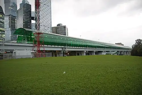 Платформа Деловой центр с полупрозрачным зелёным навесом, построенная на эстакаде