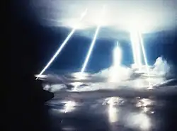 Видны светящиеся следы ионизированного воздуха