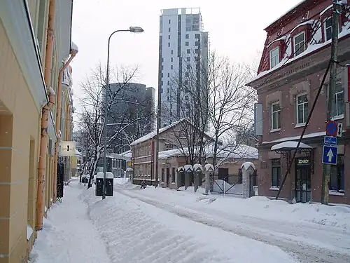 Вид в сторону конца улицы, на заднем плане — дом 36 (2010 год)