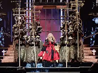 У танцоров на шлемах — 63-е имя Бога в иудаизме (ивр. ע נ ו - ONV — Аннауил или Аннаюэль, Annauel, ивр. ענואל‎  — Бог бесконечно добрый), отсылающее к Псалму 100:2 (99:2) и Архангелу Михаилу: «Служи́те Господу с веселием; идите пред лице Его с восклицанием!» (Синодальный перевод). (KJV: «Serve the LORD with gladness: come before his presence with singing», а также более старому Псалму 2:11)).