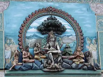 Скульптура Шивы-Дакшинамурти с виной над южным входом в Храме Минакши в Мадурае