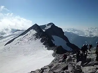 Вид на Магерштайн (в центре) и Фрауэнкёпфль (слева) с Фернеркёпфеля.