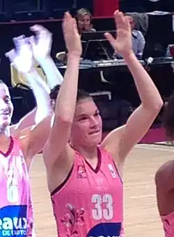 Мэгги Лукас под номером 33 перед игрой за «Аррас Пеи д’Артуа» (18 октября 2014 года)