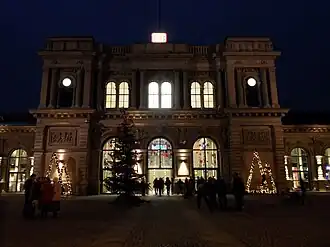 Здание вокзала, украшенное гирляндами в честь приближающегося Рождества.