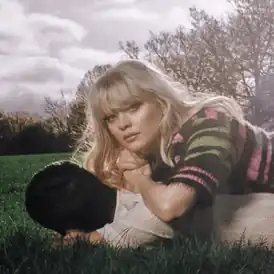 Обложка сингла Мэйси Питерс «Body Better» (2023)